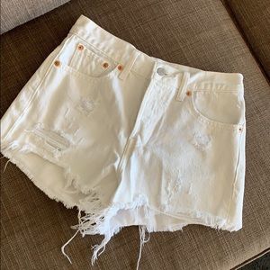 High waisted white Levi’s denim shorts